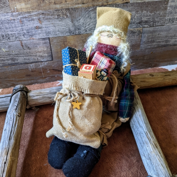 Vintage Collectible Santa With Bag of Goods & Lots of Detail - Picture 6 of 14